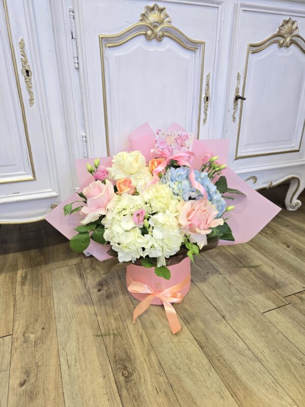 Pretty Hydrangea and roses box