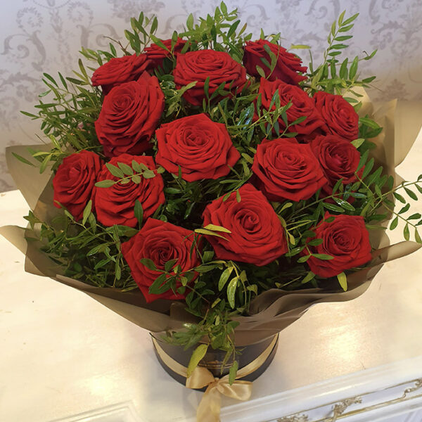 Red roses box